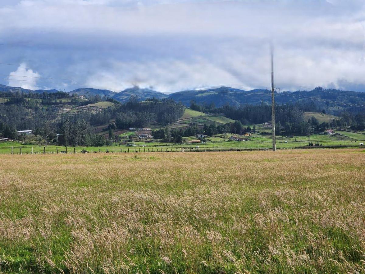 En Tarqui Terreno Plano en Venta con Frente a La Vía, Azuay — imagen 7