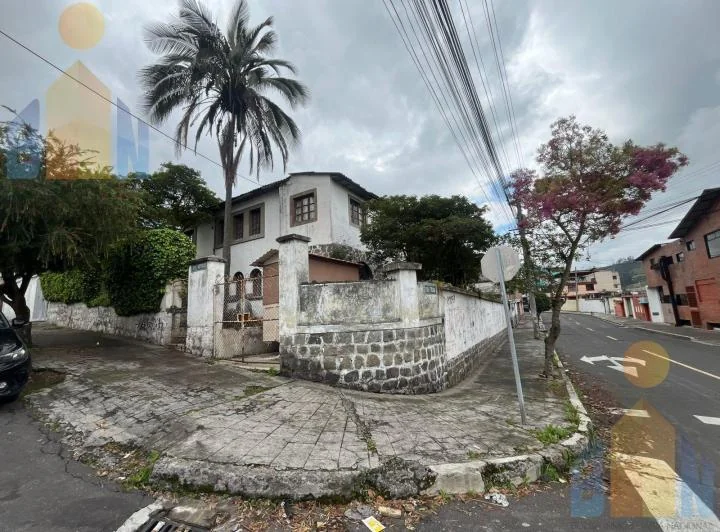 Terreno Esquinero con Casa de Venta en La Floresta — imagen 1