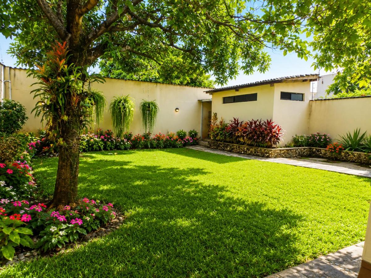 Urdesa - Venta Casa Sin Amob de 2 Plantas con 3 Hab, Estudio, Patio, Areas Verdes, Guayas — imagen 9