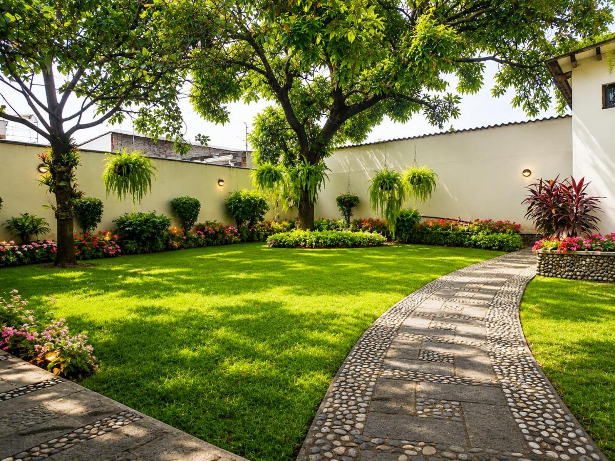 Urdesa - Venta Casa Sin Amob de 2 Plantas con 3 Hab, Estudio, Patio, Areas Verdes, Guayas — imagen 8