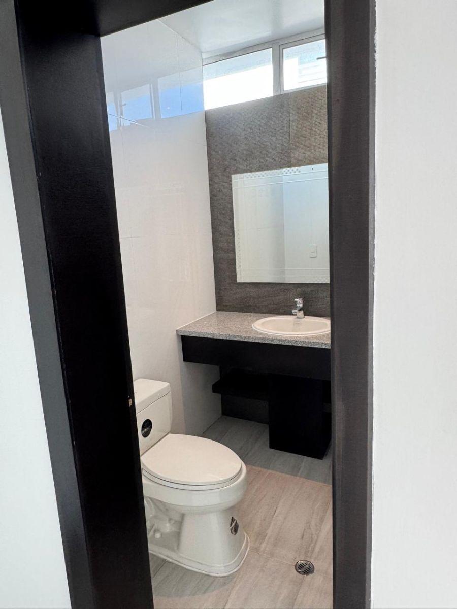 Espectacular Casa Moderna con 3 Master y Terraza en Urb La Quinta, Ibarra, Cerca de Plaza Shopping, Imbabura — imagen 7