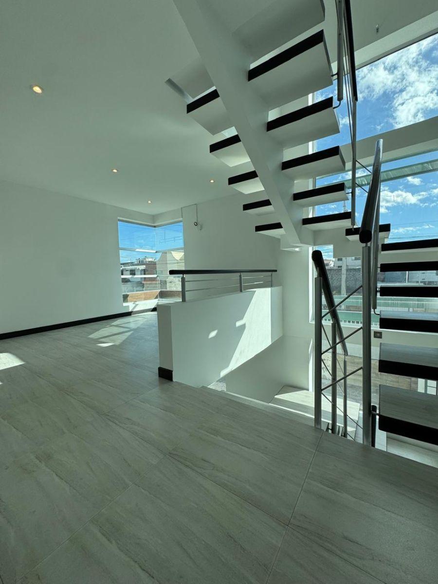 Espectacular Casa Moderna con 3 Master y Terraza en Urb La Quinta, Ibarra, Cerca de Plaza Shopping, Imbabura — imagen 4