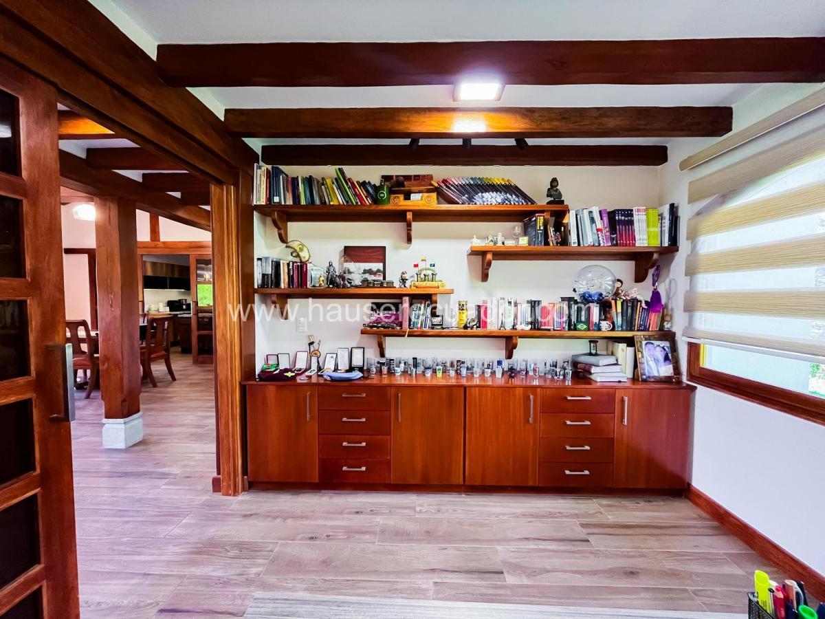Oportunidad Única Casa de Una Planta con Amplios Patios, Estudio y Seguridad en Urbanización Privada — imagen 7