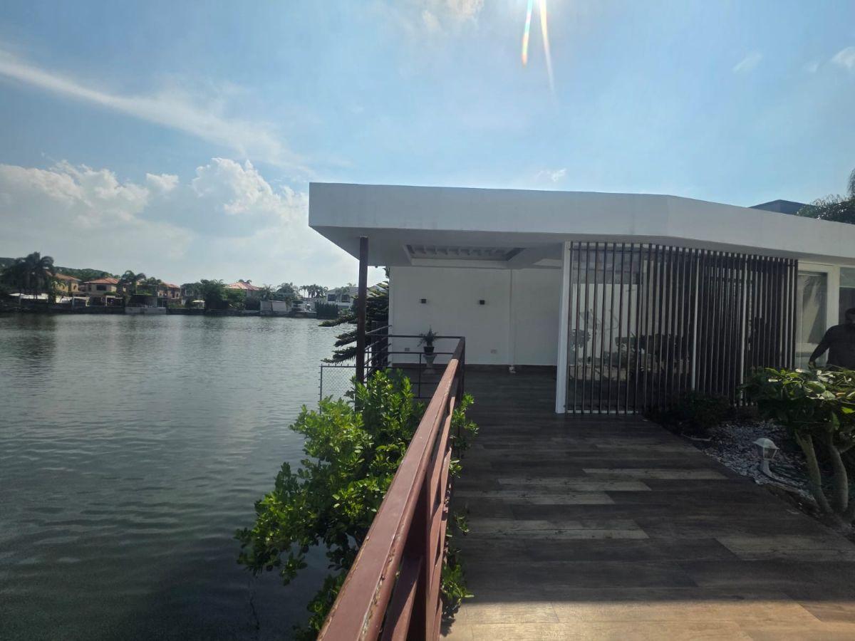Samborondón, Se Vende Hermosa Casa Moderna 4 Dorm. con Piscina Vista a La Laguna, Guayas — imagen 9