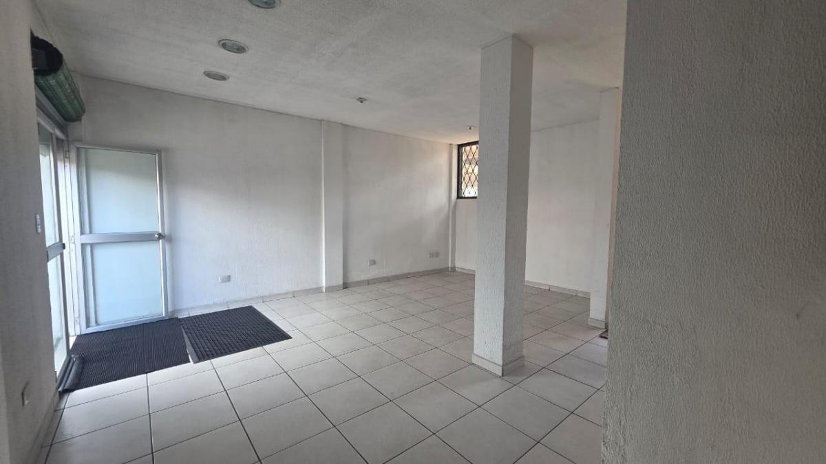 En Venta Local Comercial de 72 m² en Vía de Alto Tráfico - $86000 - Sector Quitumbe — imagen 9