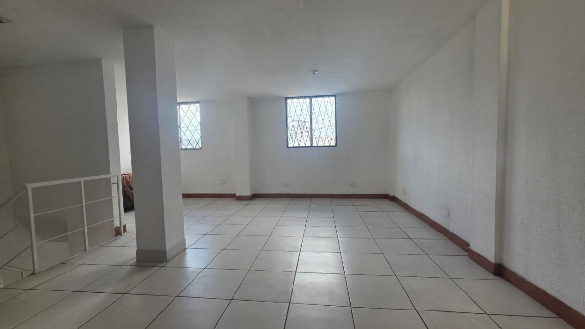 En Venta Local Comercial de 72 m² en Vía de Alto Tráfico - $86000 - Sector Quitumbe — imagen 8