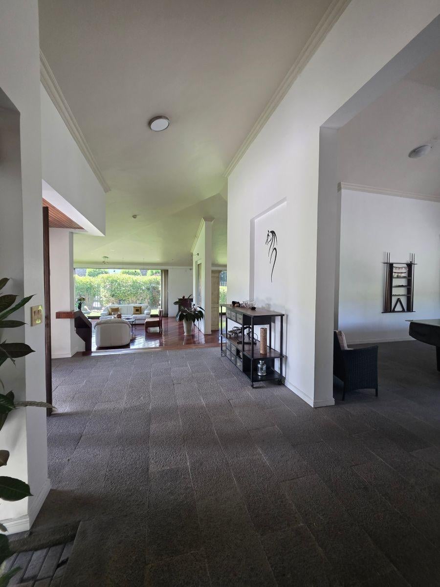 Linda Casa de Venta Una Planta con Niveles en Cumbaya — imagen 8
