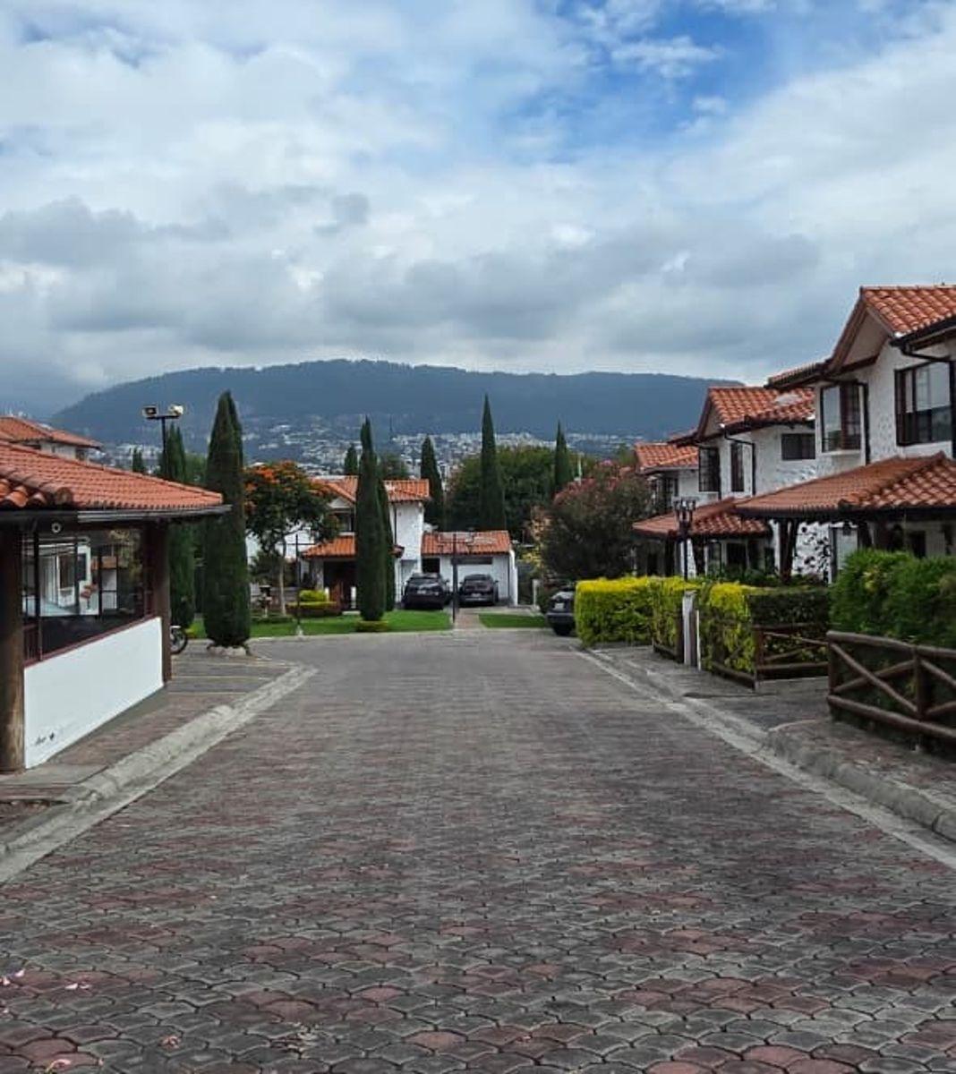 Casa de Venta en Tumbaco Calle El Sauce en con Junto Privado, Junto Al Ventura Mall — imagen 9