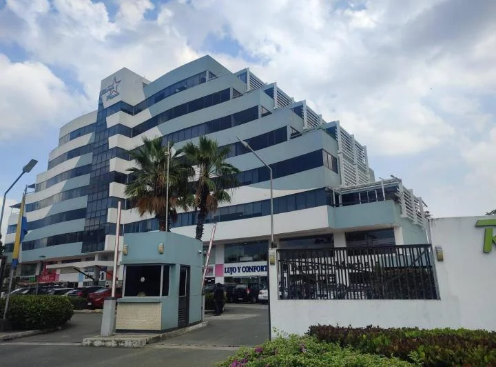 Inversionistas! Local en Venta 140 m² - Edif. River Plaza, Av León Febres Cordero, Guayas — imagen 1