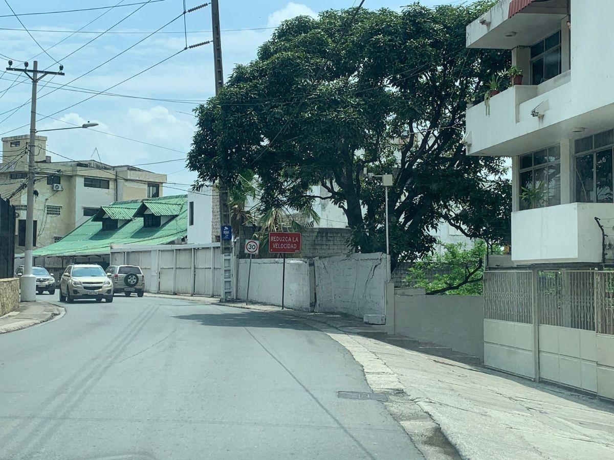 Lomas de Urdesa Terreno Aterrazado en Venta - A. Salazar, Guayas — imagen 2