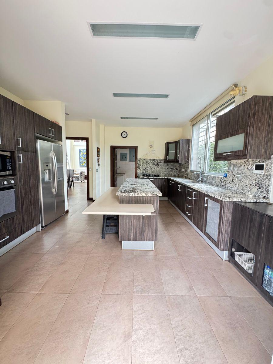 Vendo en Puerto Azul, Amplia Casa, 4 Dorm. + Estudio/5to Dorm + Family Room. Sala Doble Altura, Guayas — imagen 2