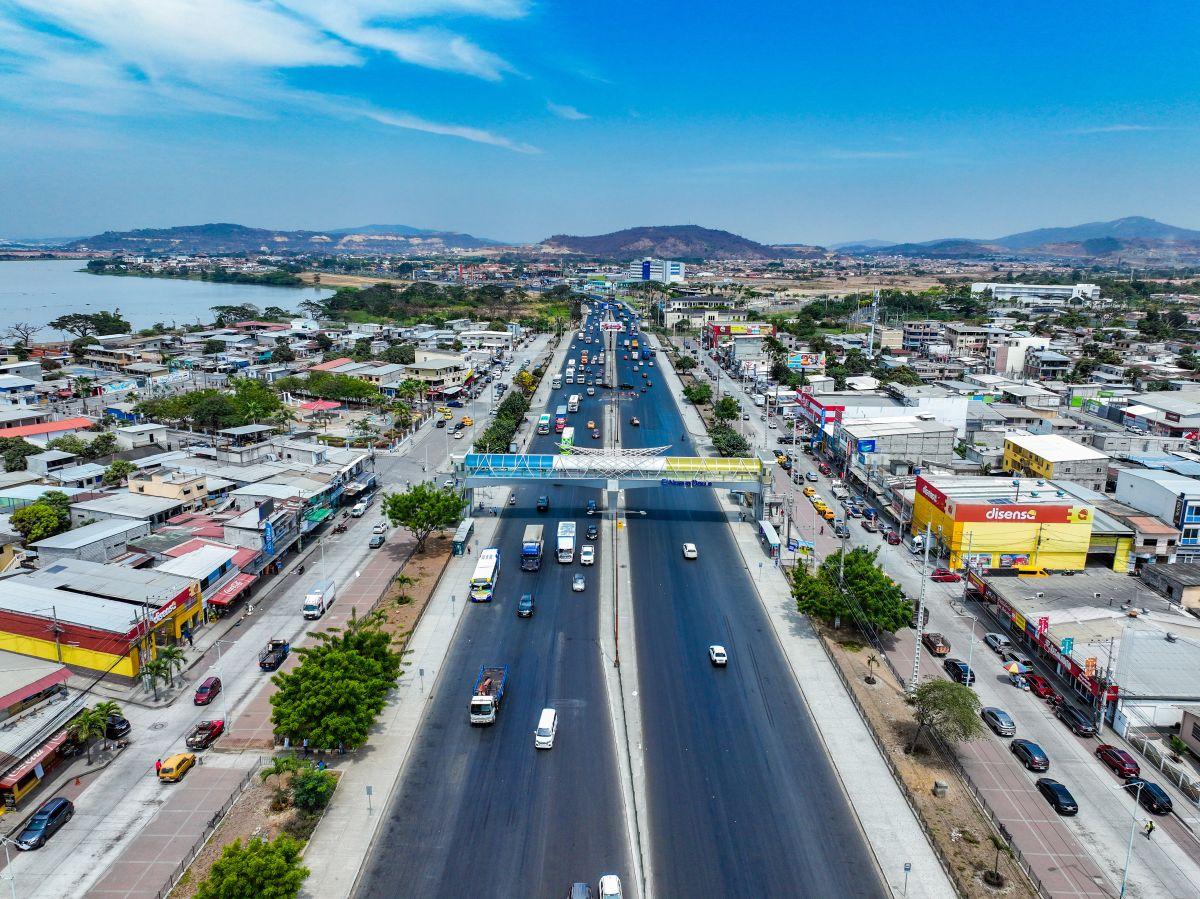 Terreno de 4600 m² en Venta con 46 m de Frente a La Via Principal, Guayas — imagen 2