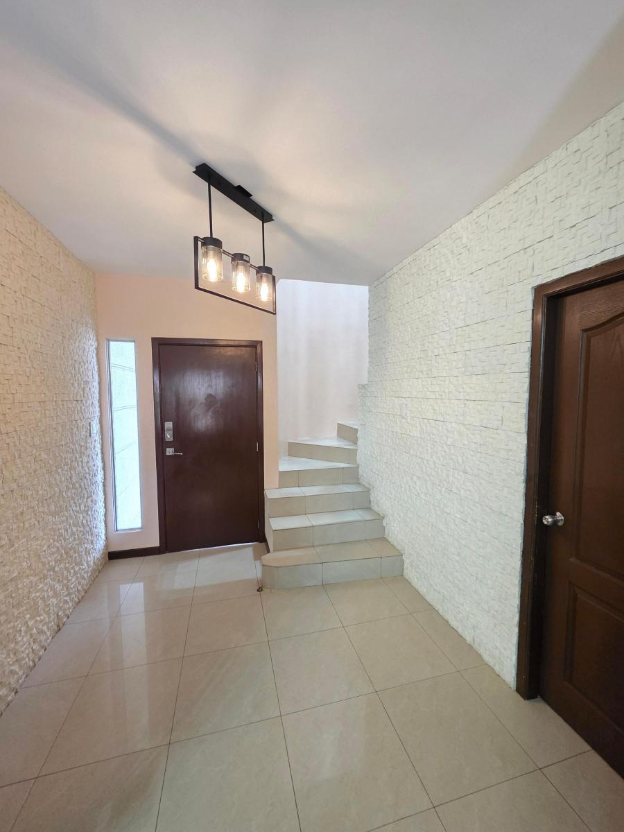 Casa de Oportunidad en Venta con Piscina, Terreno Grande, Esquinera, Via a La Costa Cerca Plaza Tia, Guayas — imagen 6