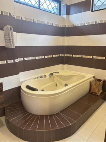 Rrr en Venta Casa con Piscina Para Inversión - Salinas: Genera $900/mes Desde El Día 1 — imagen 4