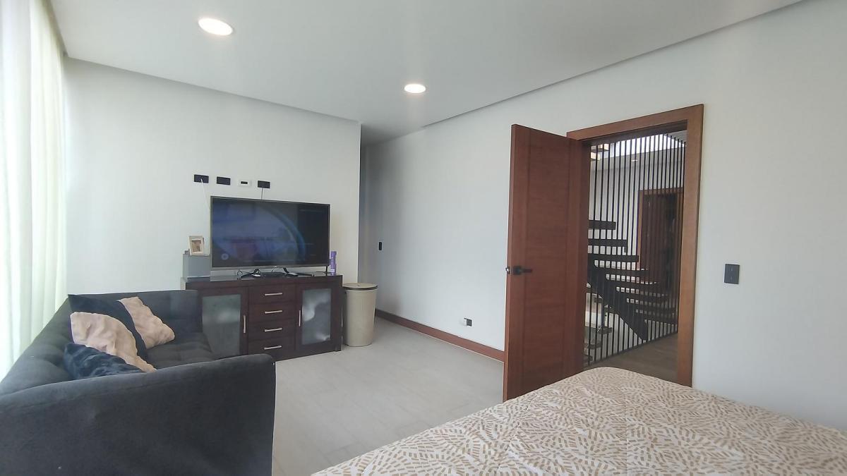 Casa en Venta de 4 Habitaciones, Dentro de Conjunto Exclusivo con Piscina en Tumbaco, Quito. Provincia de Pichincha — imagen 5