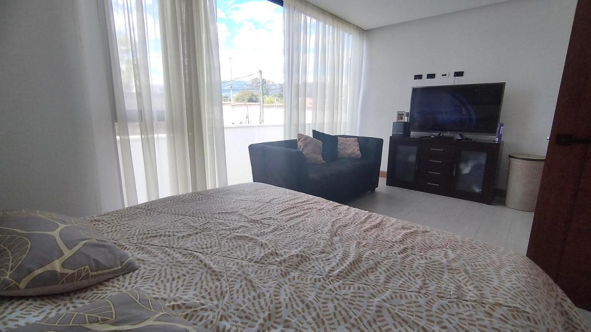 Casa en Venta de 4 Habitaciones, Dentro de Conjunto Exclusivo con Piscina en Tumbaco, Quito. Provincia de Pichincha — imagen 3