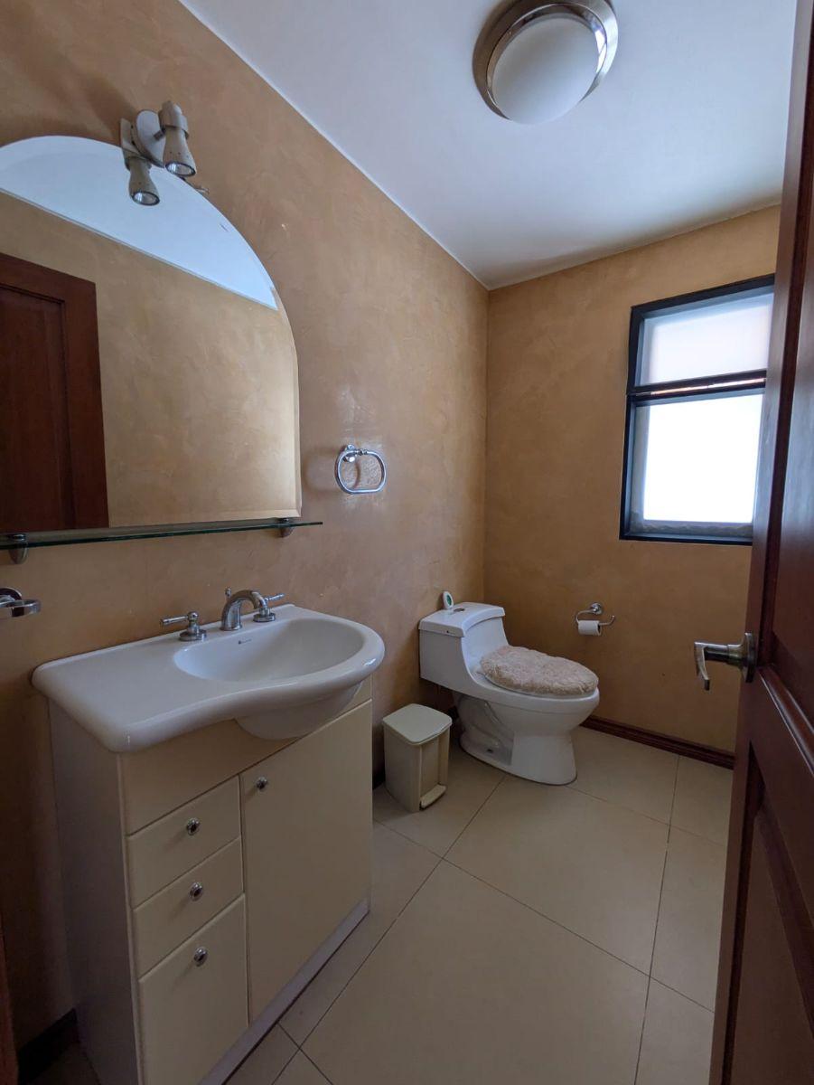 Linda Casa de Renta o Venta de Cumbaya, Seguridad Presencial. Provincia de Pichincha — imagen 2