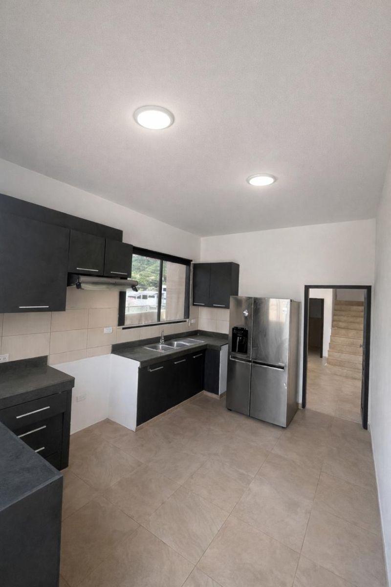 Alquiler Amplia Casa en Urb Las Cumbres, 4 Dorm., Patio con Terraza, 3 Parqueos Cerrados, Guayas — imagen 2
