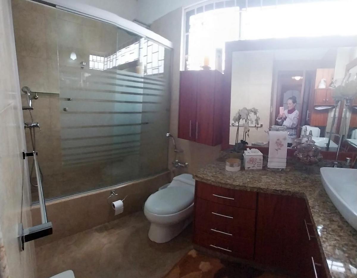 Se Vende Casa en La Mitad del Mundo con Amplio Terreno — imagen 5