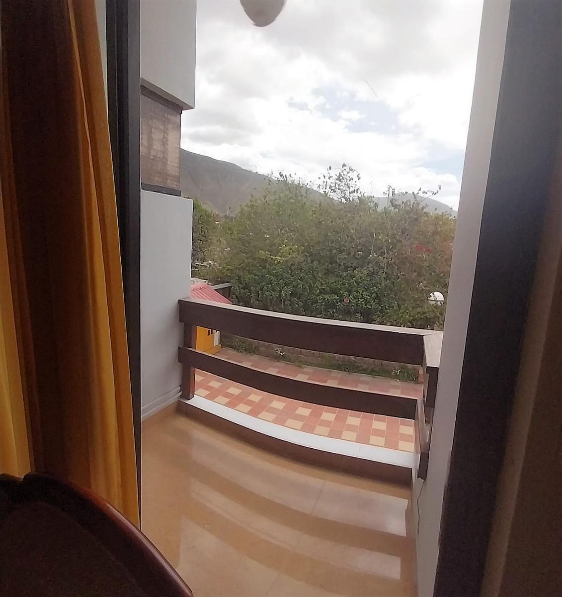 Se Vende Casa en La Mitad del Mundo con Amplio Terreno — imagen 3