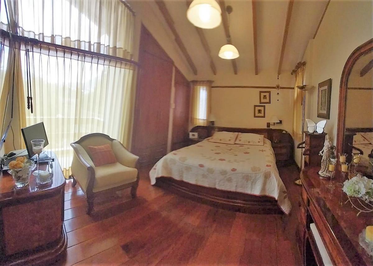 Se Vende Casa en La Mitad del Mundo con Amplio Terreno — imagen 2