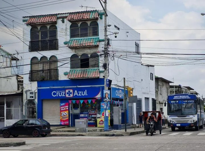 Propiedad en Venta Esquinera Residencial Comercial con 4 Locales - Av Domingo Comín, Sur Guayaquil, Guayas — imagen 1