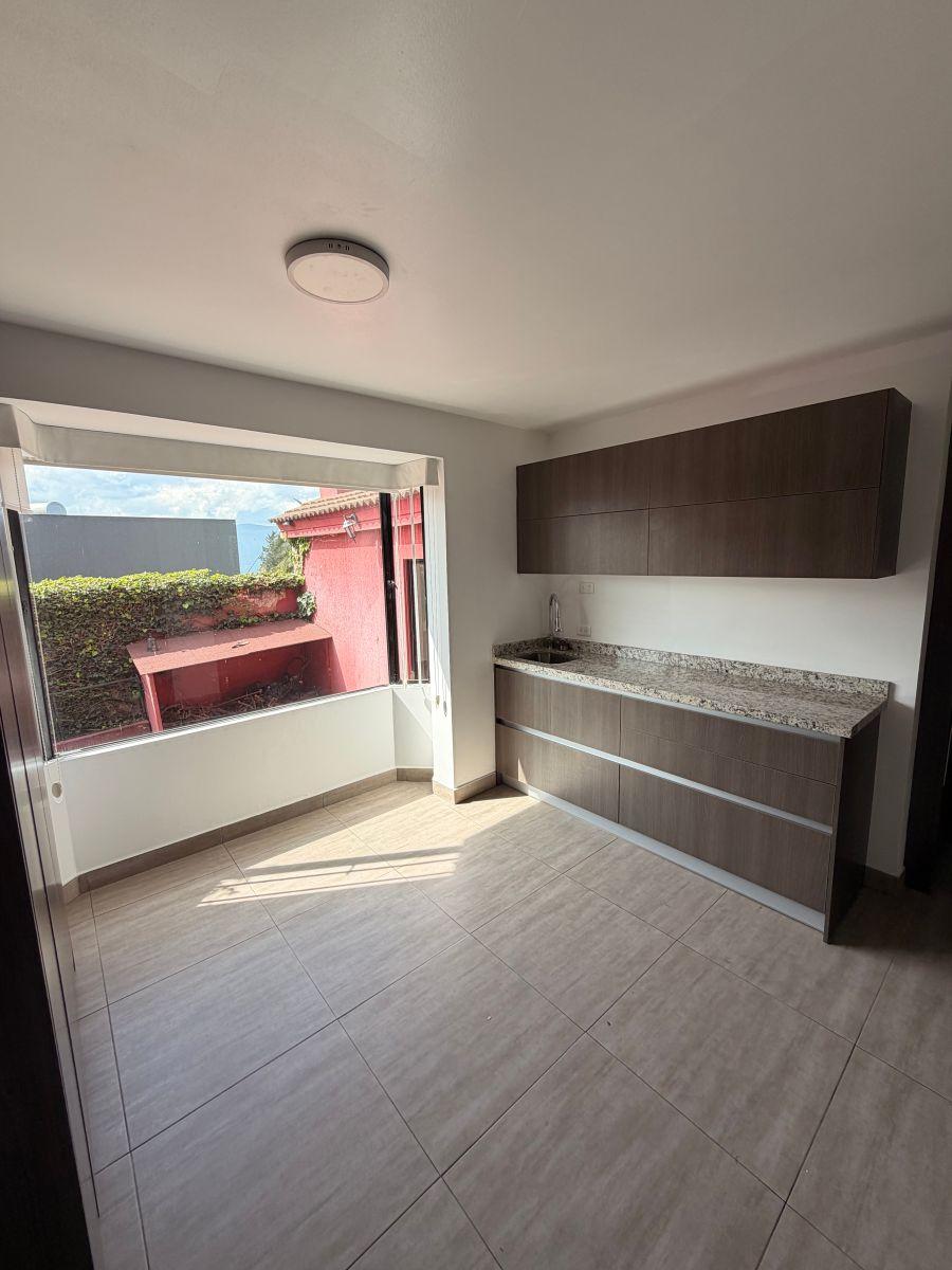 Casa con 4 Recámaras en Venta o Renta en Cumbayá, 934 m² Terreno. Sharon Reed — imagen 4