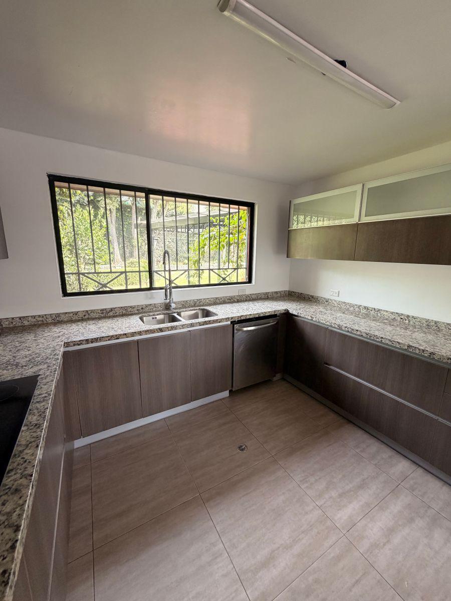 Casa con 4 Recámaras en Venta o Renta en Cumbayá, 934 m² Terreno. Sharon Reed — imagen 3