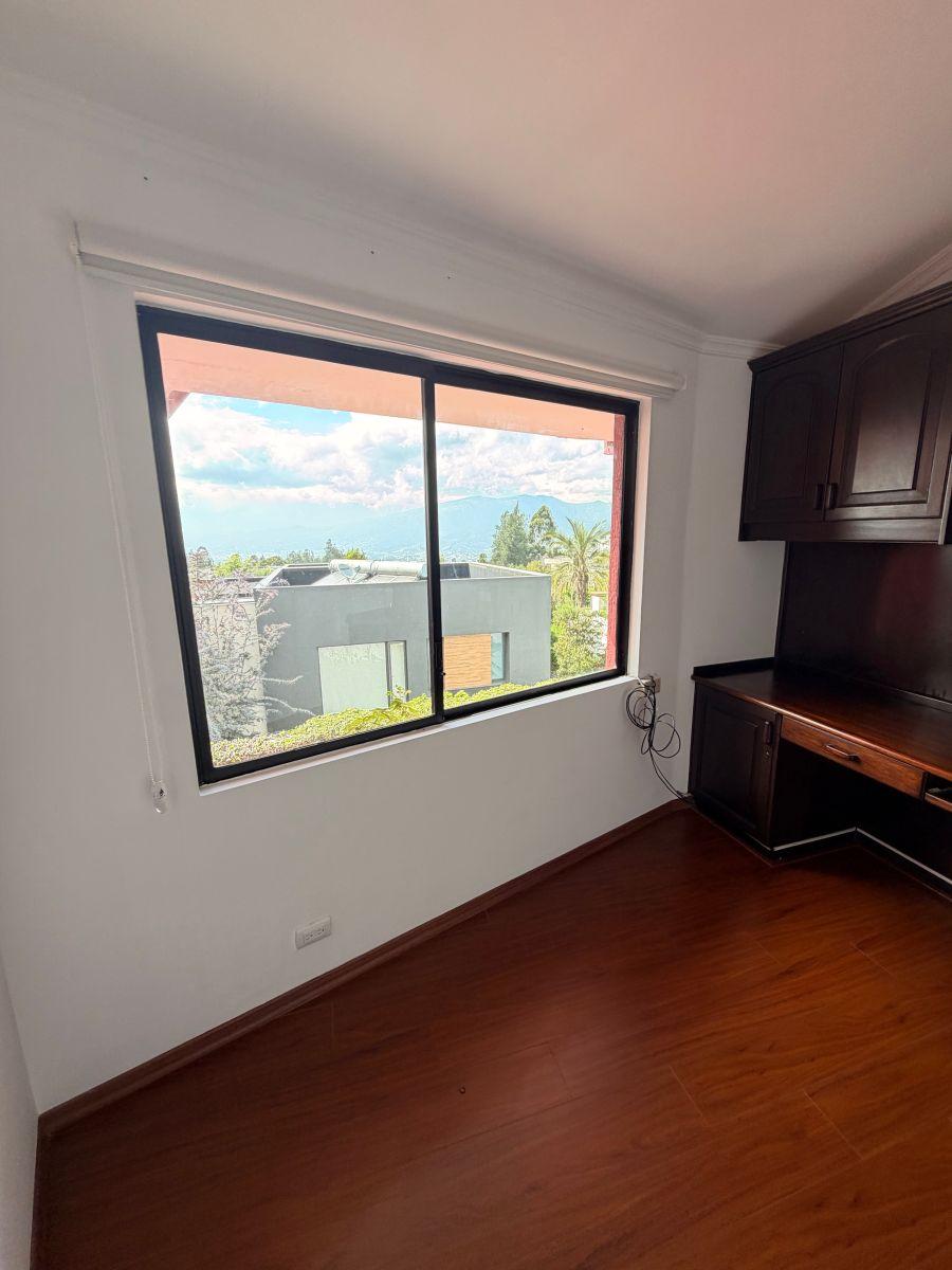 Casa con 4 Recámaras en Venta o Renta en Cumbayá, 934 m² Terreno. Sharon Reed — imagen 2