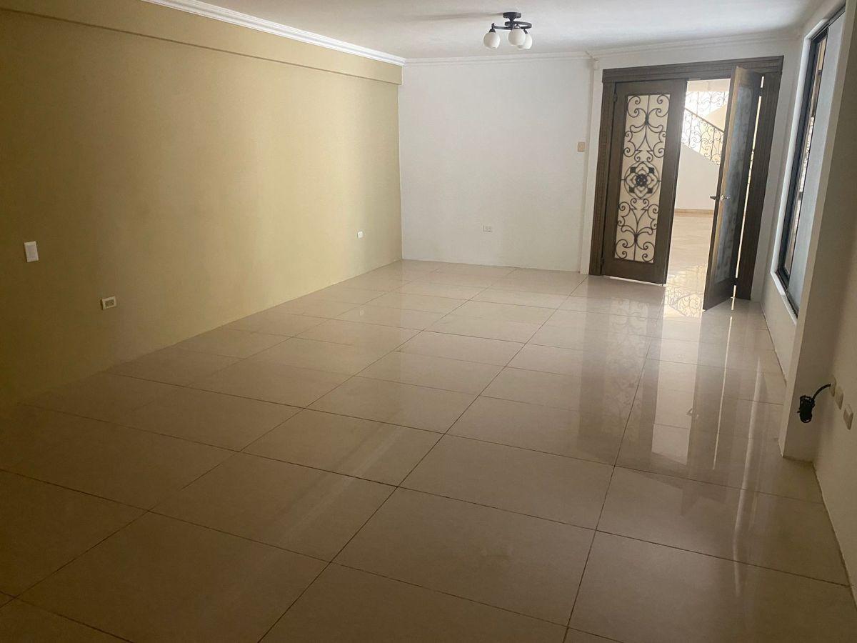 Espaciosa Villa en Venta con Cuarto Master en Planta Baja, Guayas — imagen 5