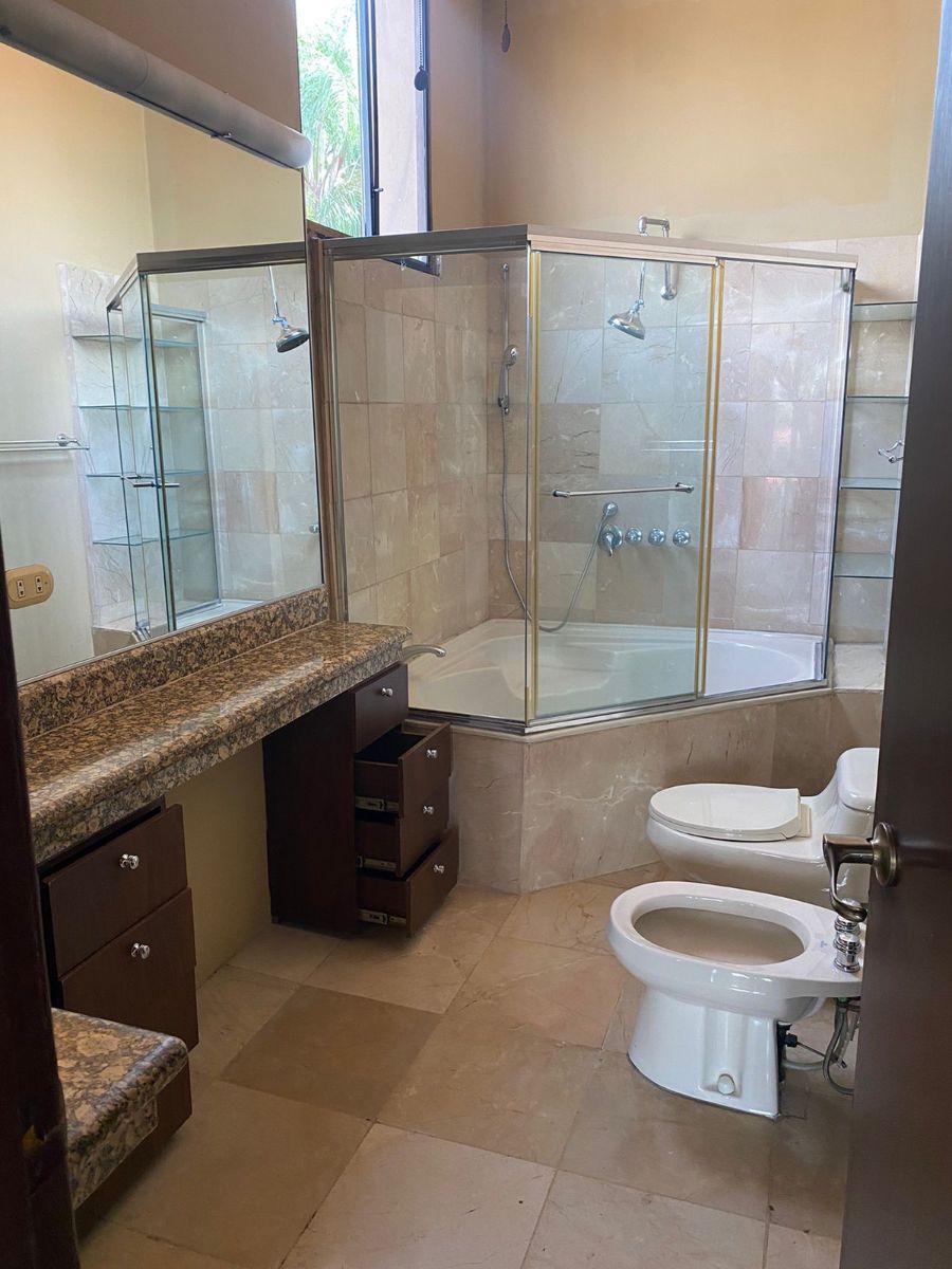 Espaciosa Villa en Venta con Cuarto Master en Planta Baja, Guayas — imagen 4