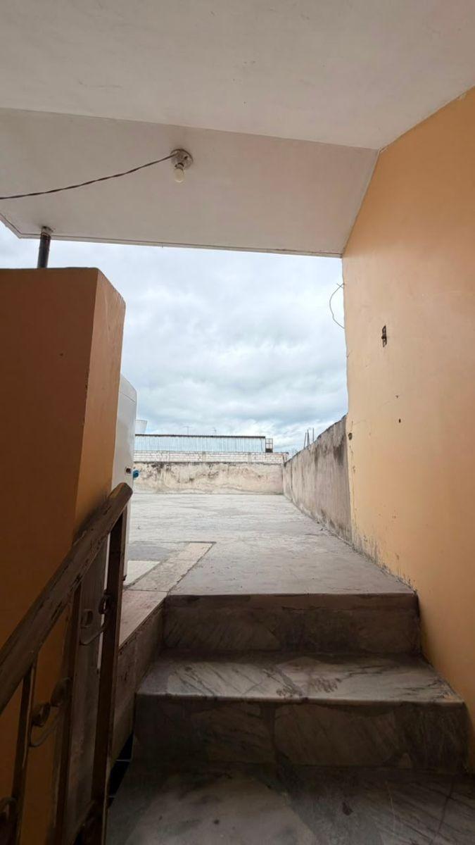 Casa Esquinera 2 Dptos. + Terreno Independiente, Chimborazo — imagen 3