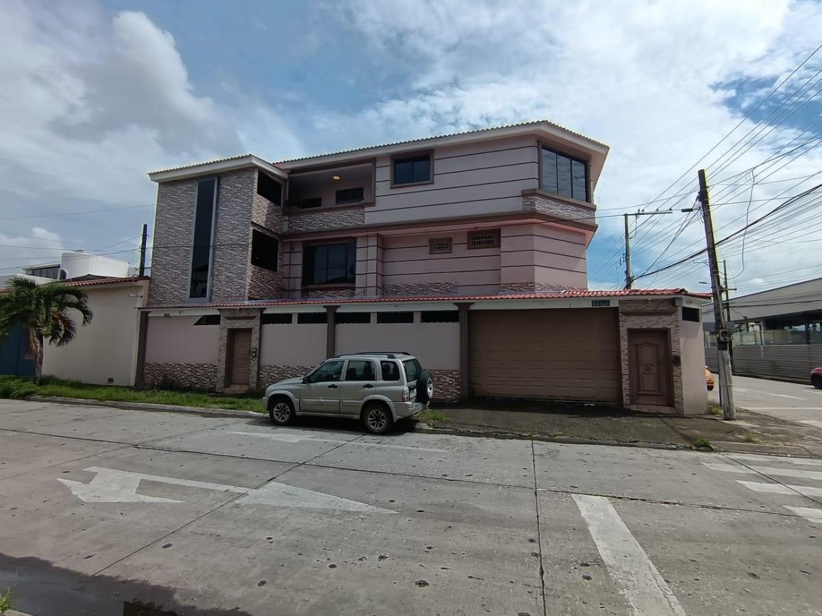 Vendo Casa Esquinera Rentera en Garzota, Guayas — imagen 10
