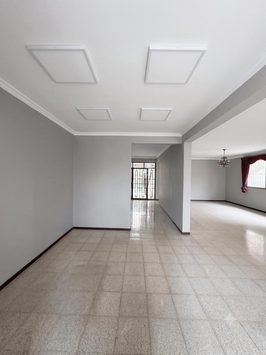 Vendo Casa de 450 m² con 4 Habitaciones en Venta en Urdesa, Guayas — imagen 7