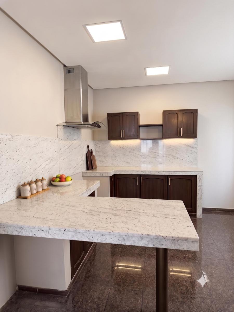 Vendo Casa de 450 m² con 4 Habitaciones en Venta en Urdesa, Guayas — imagen 4