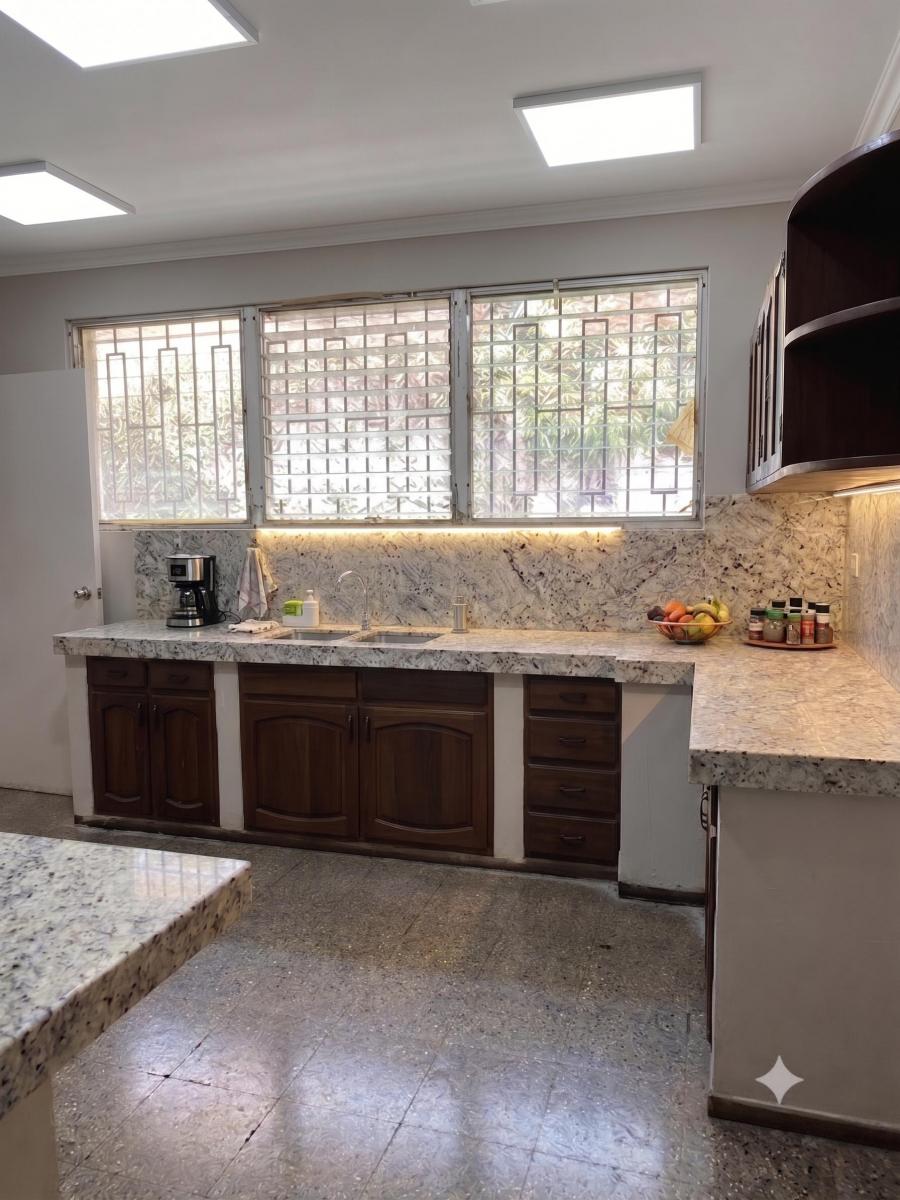 Vendo Casa de 450 m² con 4 Habitaciones en Venta en Urdesa, Guayas — imagen 3
