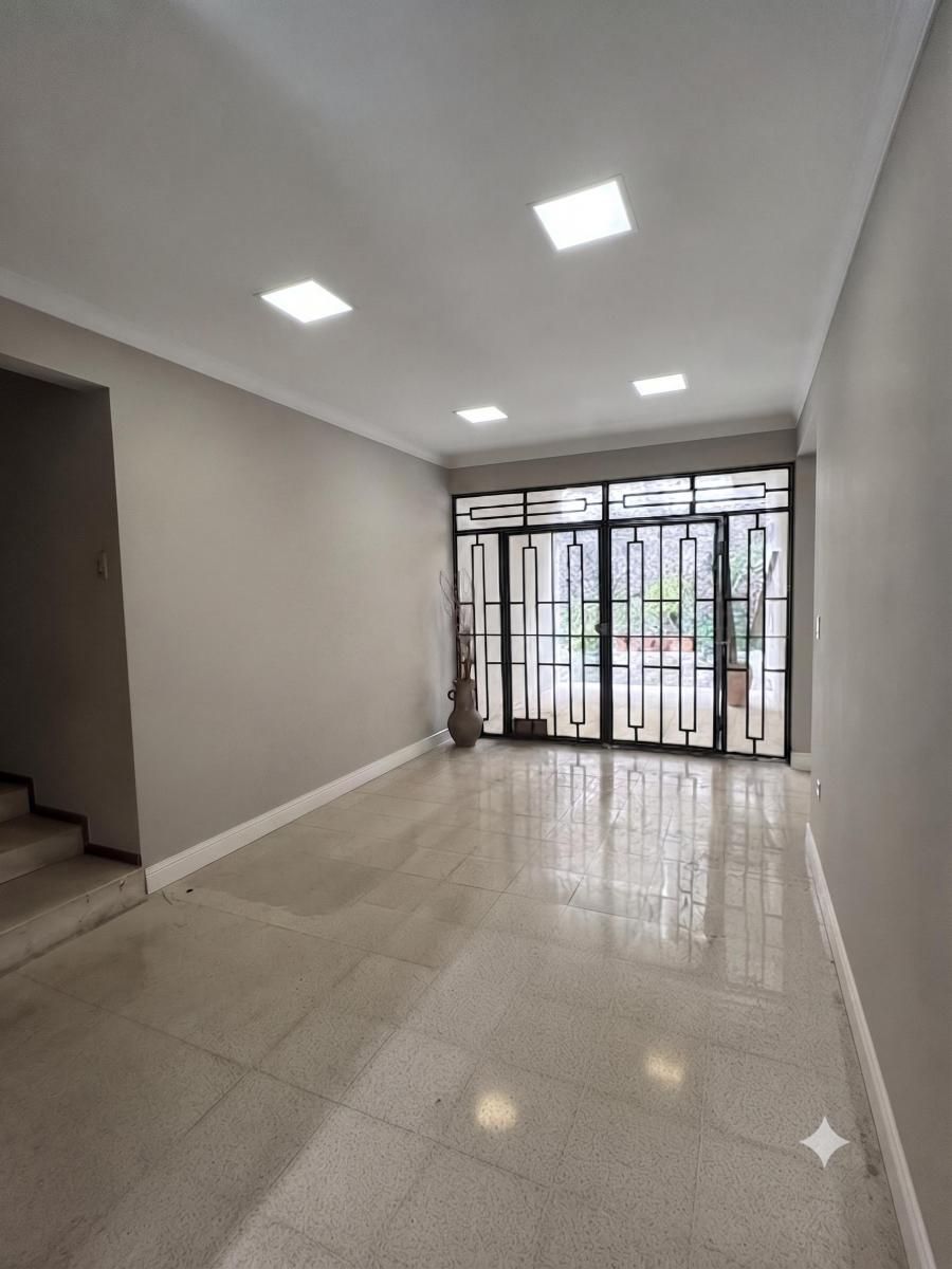 Vendo Casa de 450 m² con 4 Habitaciones en Venta en Urdesa, Guayas — imagen 2