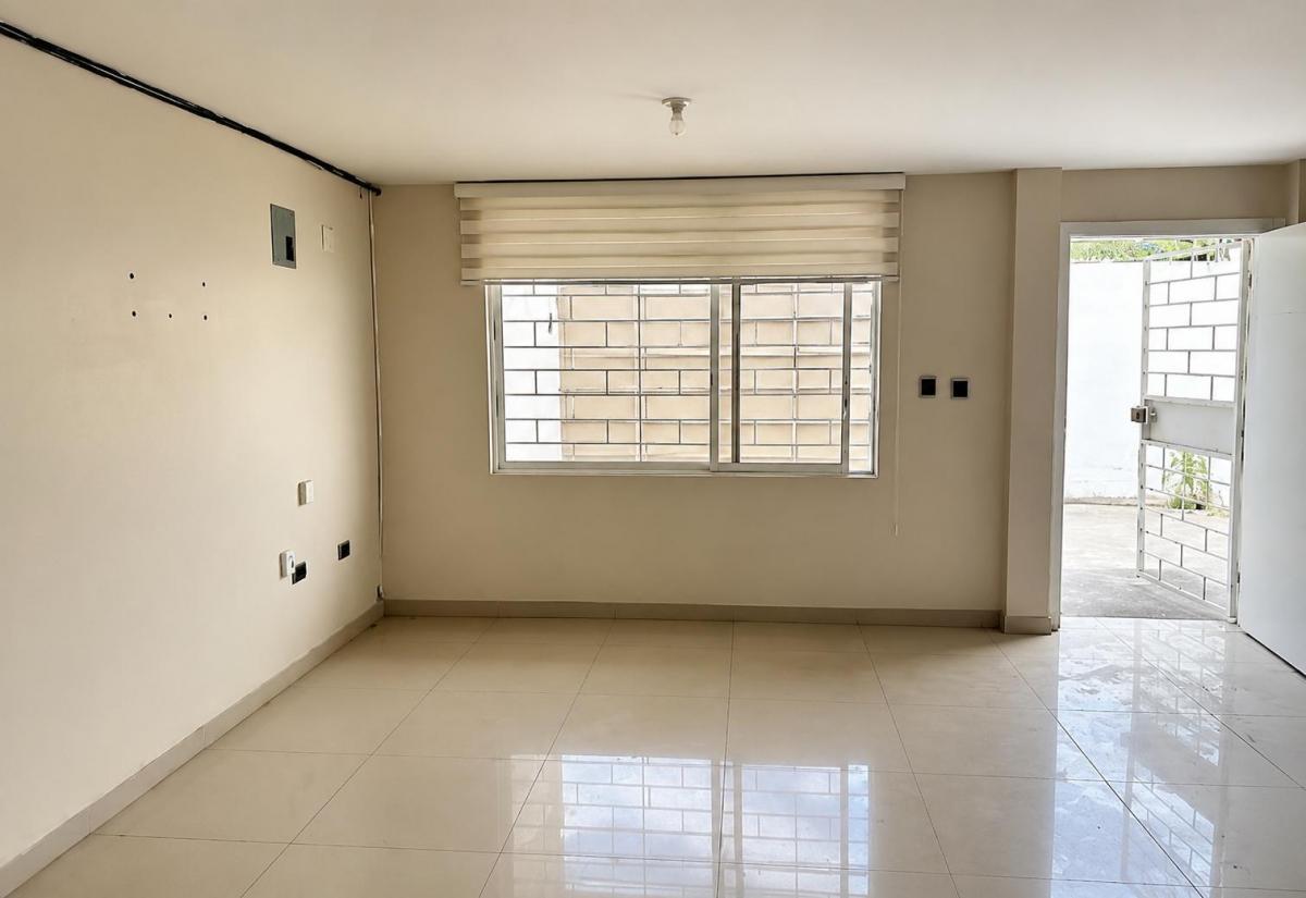 Casa Esquinera de 3 Dorm. con Garaje y Terraza en Caranqui, Imbabura — imagen 9