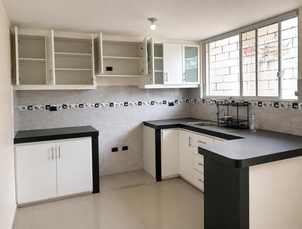 Casa Esquinera de 3 Dorm. con Garaje y Terraza en Caranqui, Imbabura — imagen 7