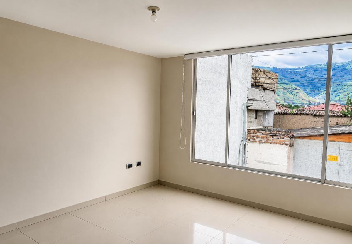Casa Esquinera de 3 Dorm. con Garaje y Terraza en Caranqui, Imbabura — imagen 6