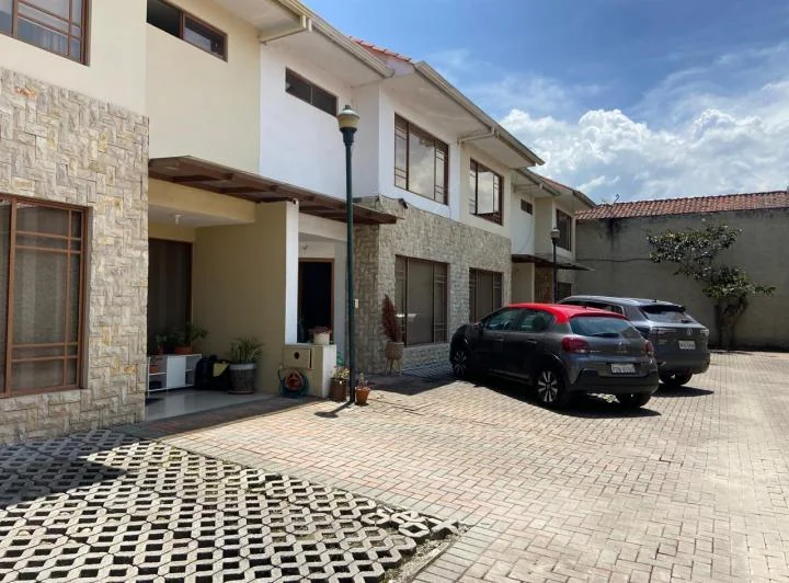 Casa en Venta, Narancay. a 20 m del Gran Aki, Azuay — imagen 1