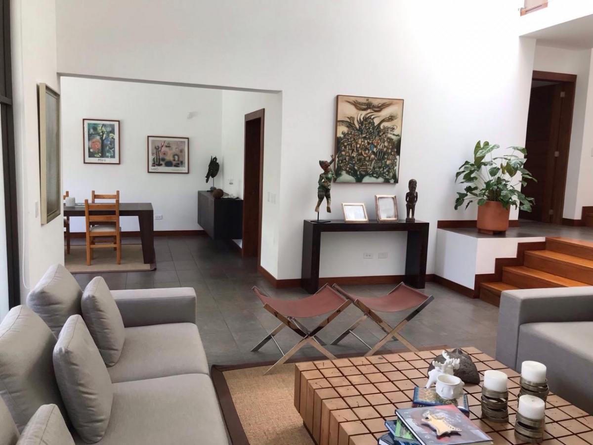 Bellísima Casa con Extensos Jardines, Piscina Ubicada en El Centro de Cumbayá — imagen 10