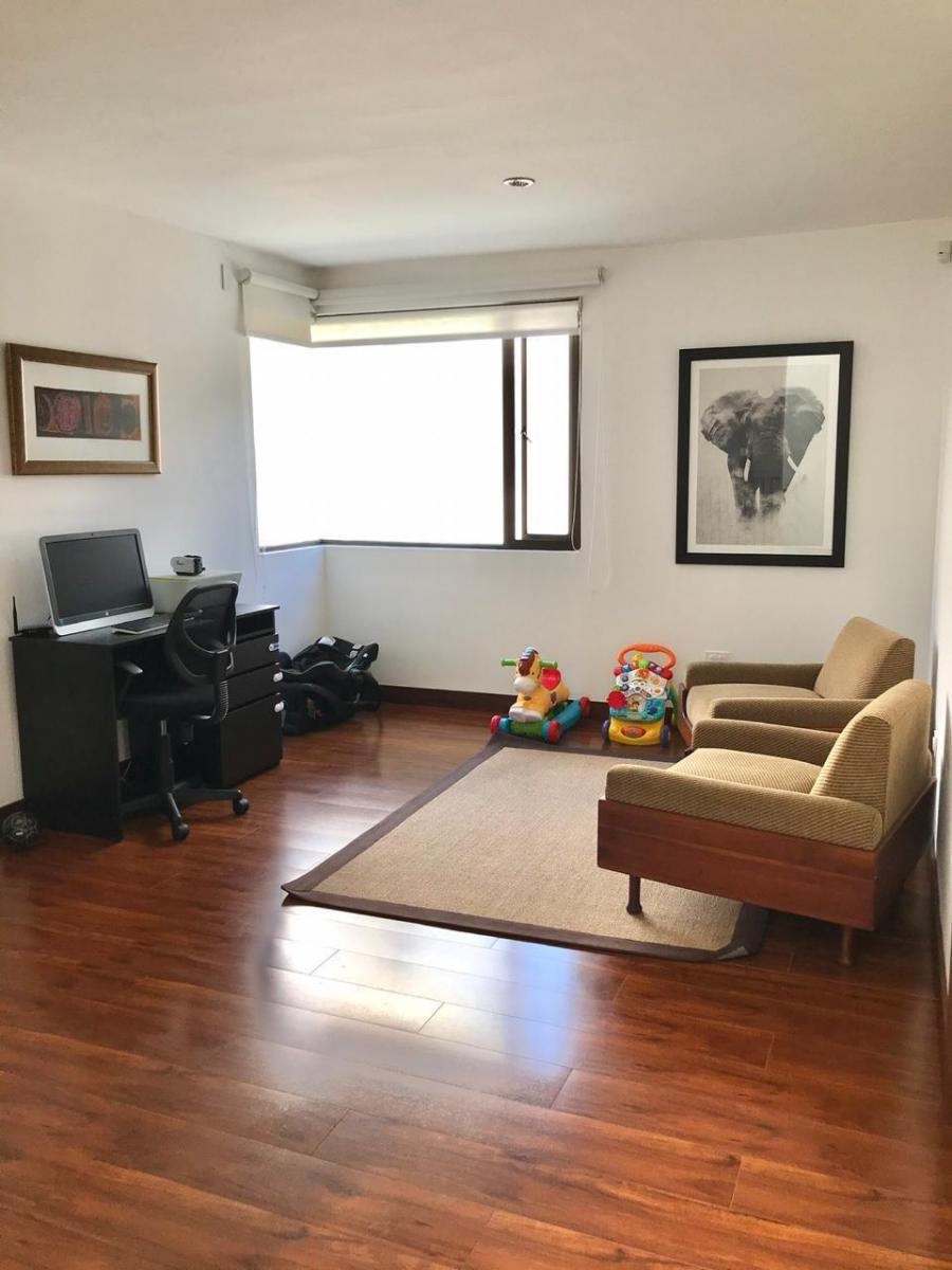 Bellísima Casa con Extensos Jardines, Piscina Ubicada en El Centro de Cumbayá — imagen 7