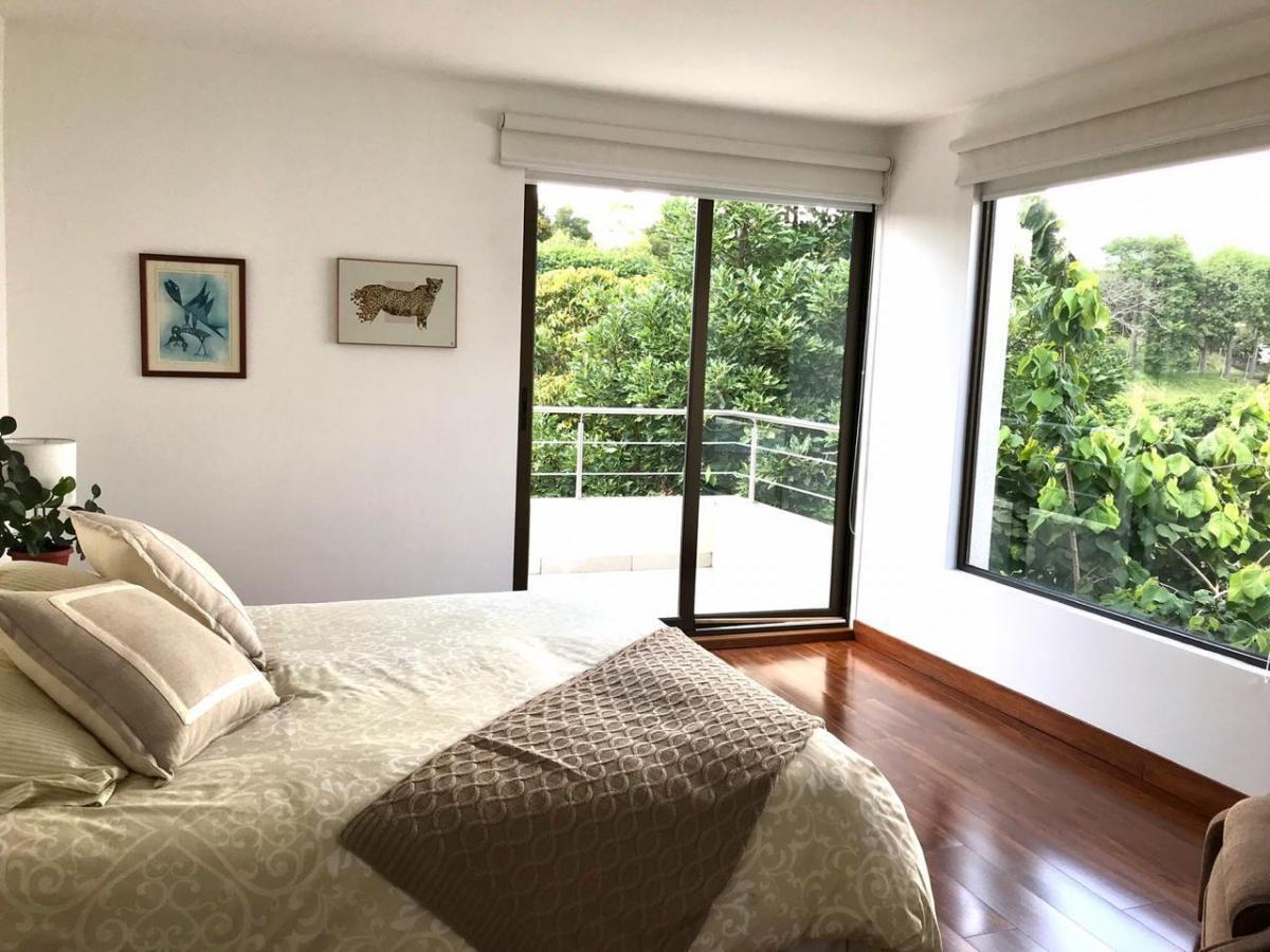 Bellísima Casa con Extensos Jardines, Piscina Ubicada en El Centro de Cumbayá — imagen 6