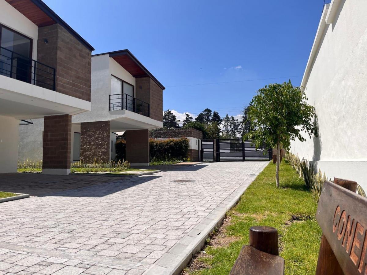 Valle de Los Chillos Sector Santa Clara Se Vende Casas No Adosadas, Modernas Dentro de Urb. Cerrada — imagen 7