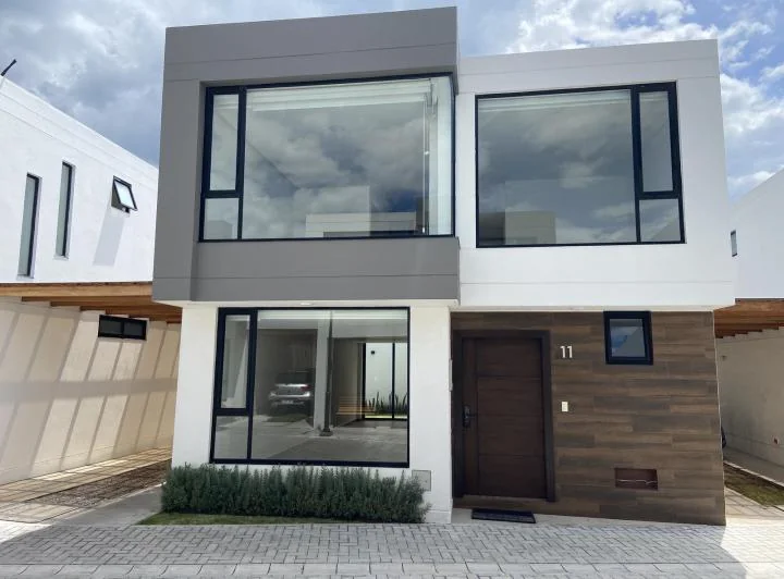 Casa de Venta Entumbaco Estilo Moderno Seguridad 24/7 — imagen 1