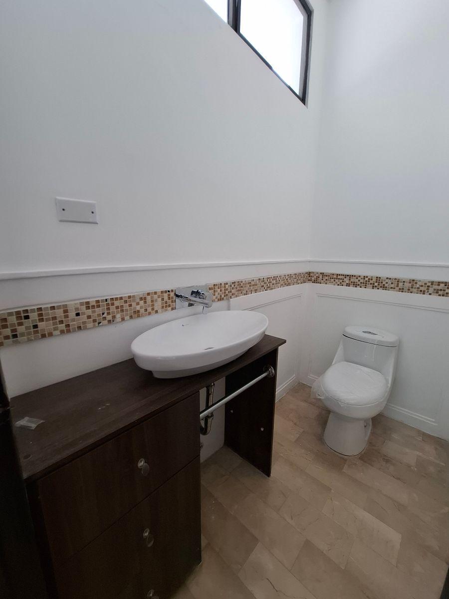 Ceibos Norte: en Venta Impecable Casa Remodelada de 4 Habitaciones con Patio y Terraza, Guayas — imagen 8