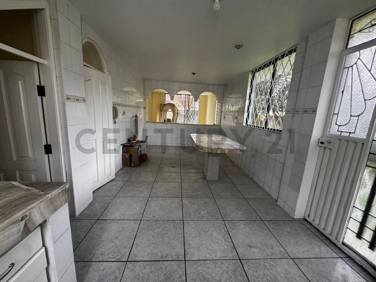 Casa Familiar en Venta de 4 Dorm. en Conocoto, Sector Santa María — imagen 4