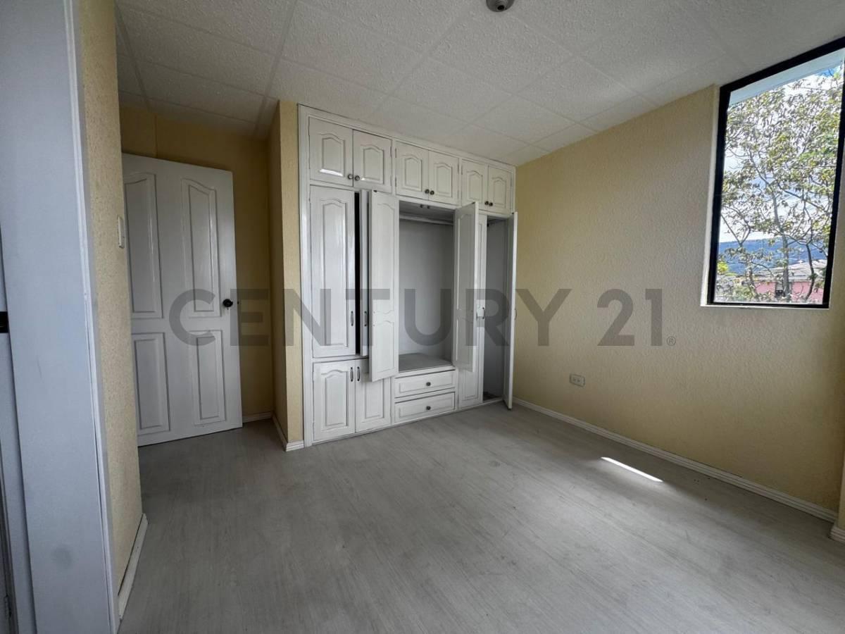 Casa Familiar en Venta de 4 Dorm. en Conocoto, Sector Santa María — imagen 2
