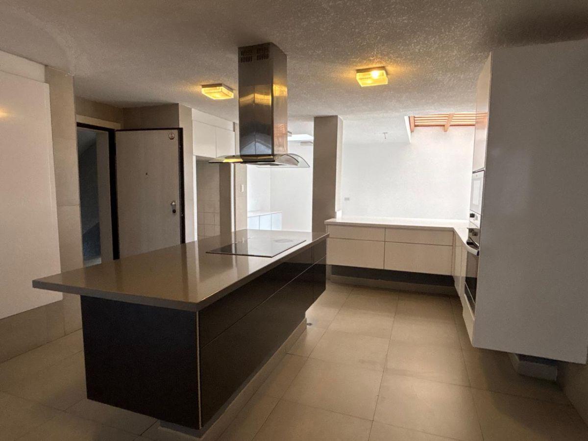 Vendo Amplio Departamento $175.000 Urb. El Condado 240 m² con 3 Dorm. y 2 Parq — imagen 6